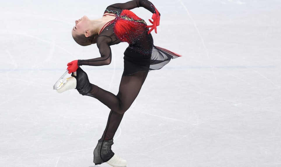 Руските фигуристи спечелиха отборната титла в Пекин а 15 годишната Камила